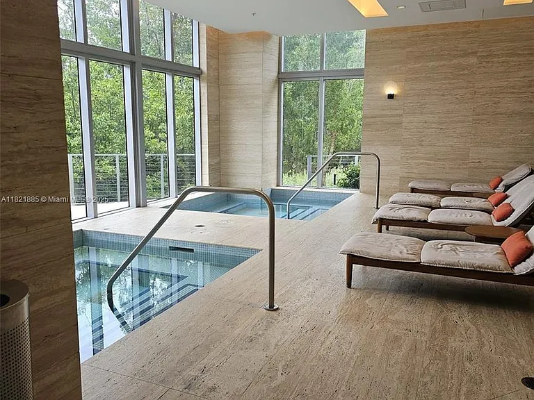 16385 Biscayne Blvd — Photo 12