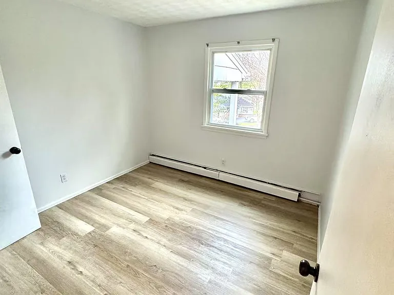 8-10 Brandywine Ln — Photo 10