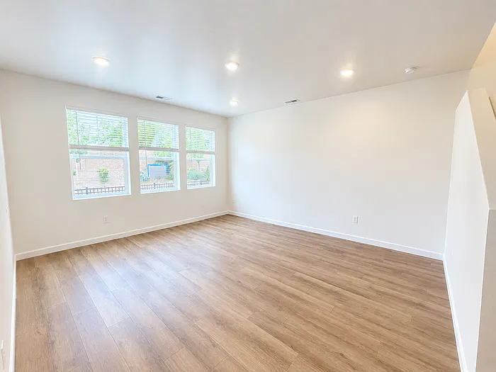 3 bed, 2.5 bath, 1879 sqft, $2,450 — Photo 4