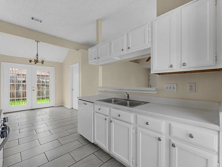 6338 Southwood Ct N — Photo 8