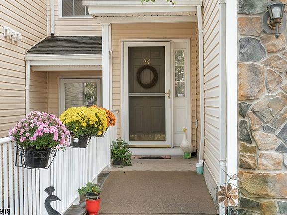 3rd image of 24 Mountainside Dr
