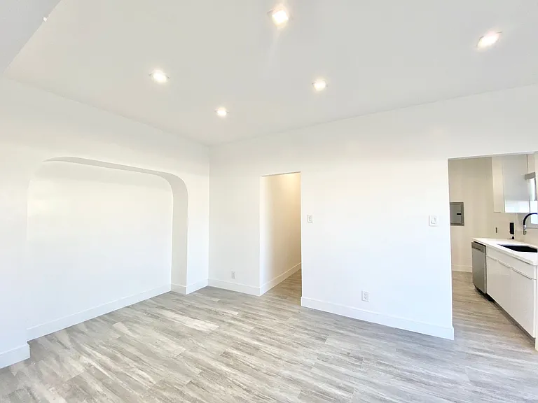 627 Brittania St — Photo 5