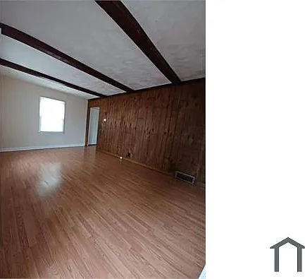 1112 Irving Ave — Photo 2