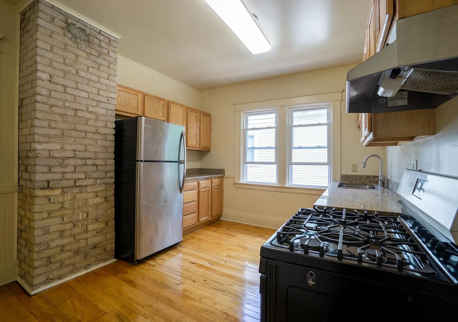 833 Sumner Apt 2 - Available 7/1/2027 - Renovated 3 Bedroom -3 Blocks From Campus — Photo 4