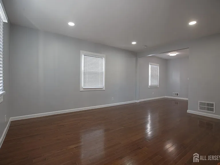 545 Olive Pl — Photo 14