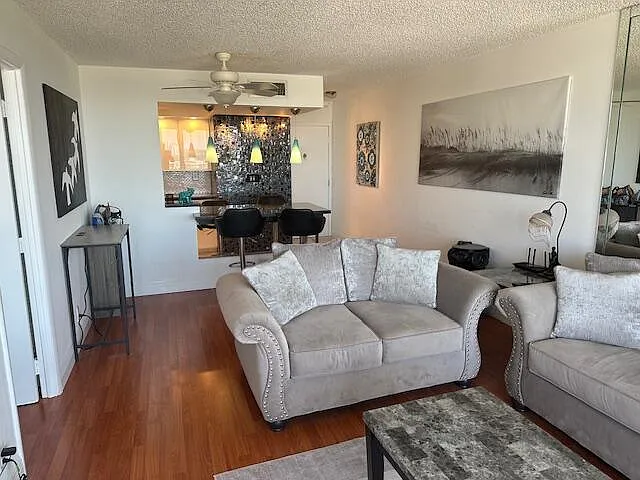 1 bed, 1.0 bath, 700 sqft, $2,400 — Photo 4