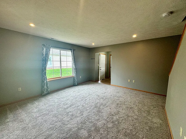2211 W Todd Ln — Photo 3