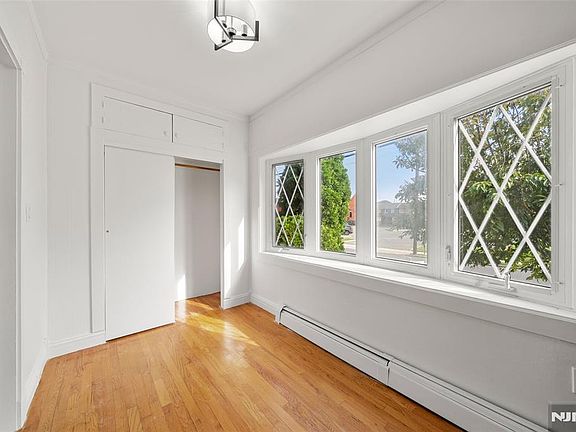 4th image of 46 Chamberlain Avenue
