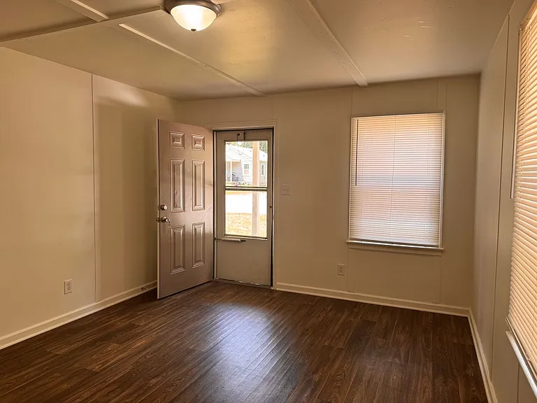 1520 Sloan St — Photo 3