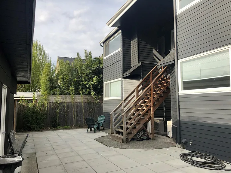 717 16th Ave E — Photo 2