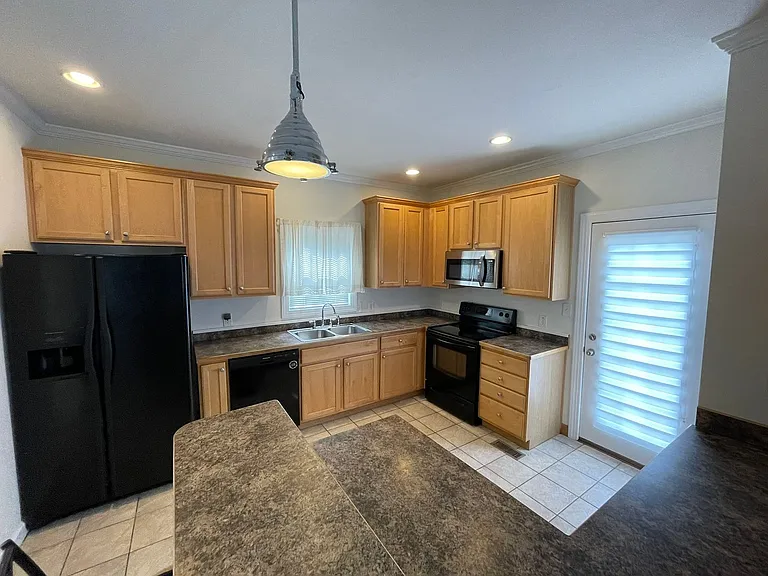 1029 E Balview Ave — Photo 2