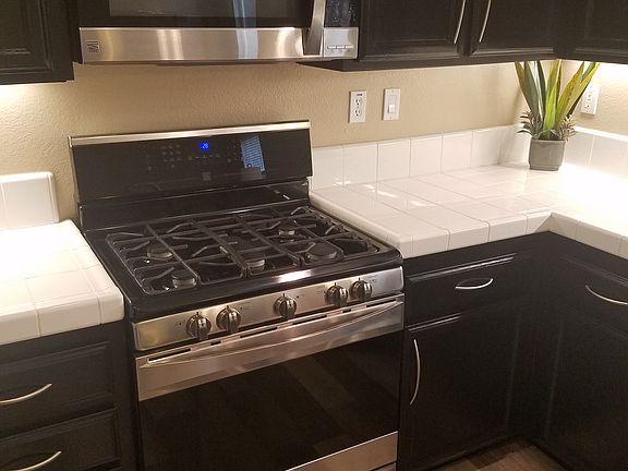 5th image of 699 Humbert St