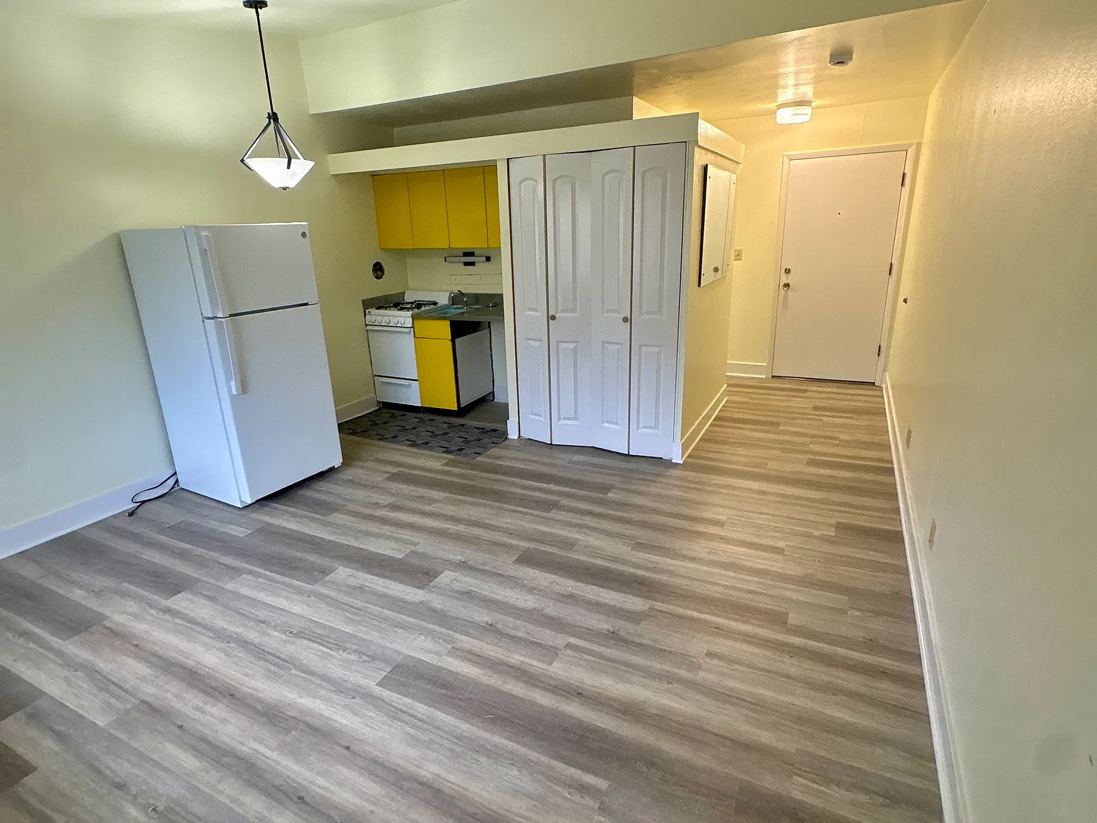 Studio, 350 sqft, $625 — Photo 3