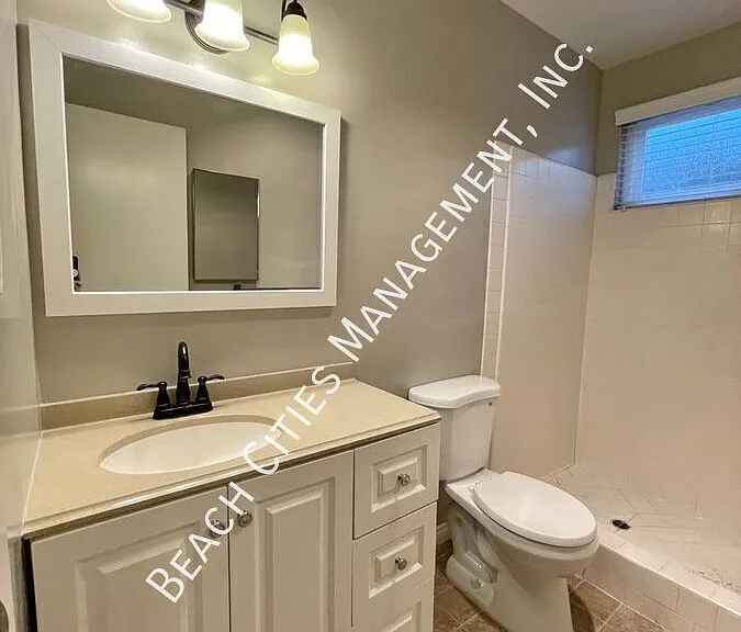 2033 E 3rd St #1B — Photo 41