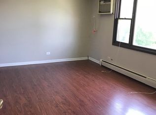 385 Ann St APT 5, South Elgin, IL 60177