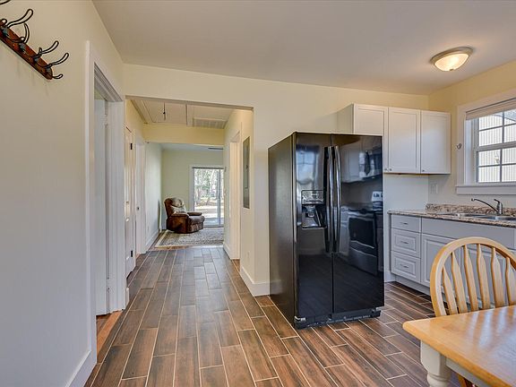 4th image of 207 Jewel St N