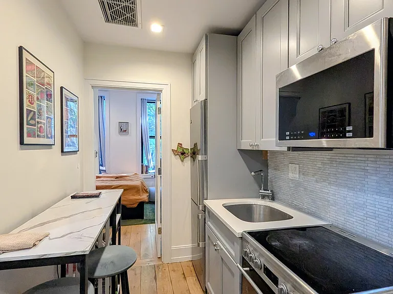 221 E 10th St #6 — Photo 15