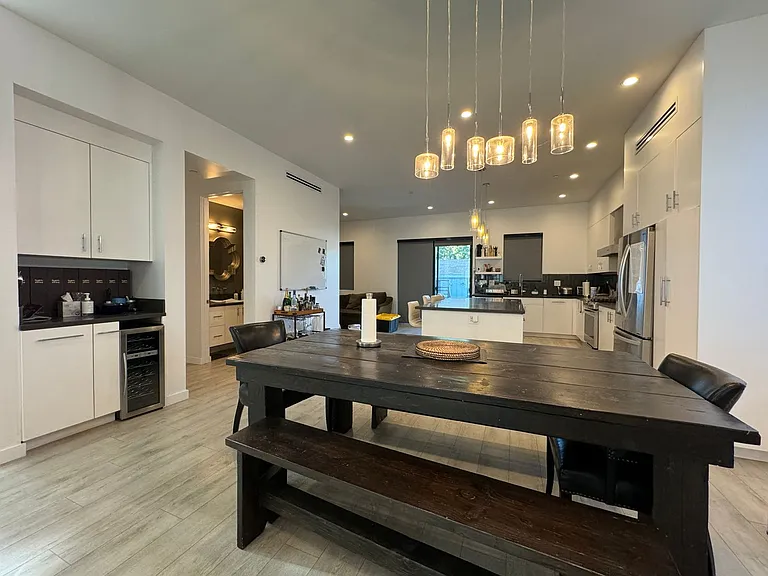 143 N Ardmore Ave — Photo 3