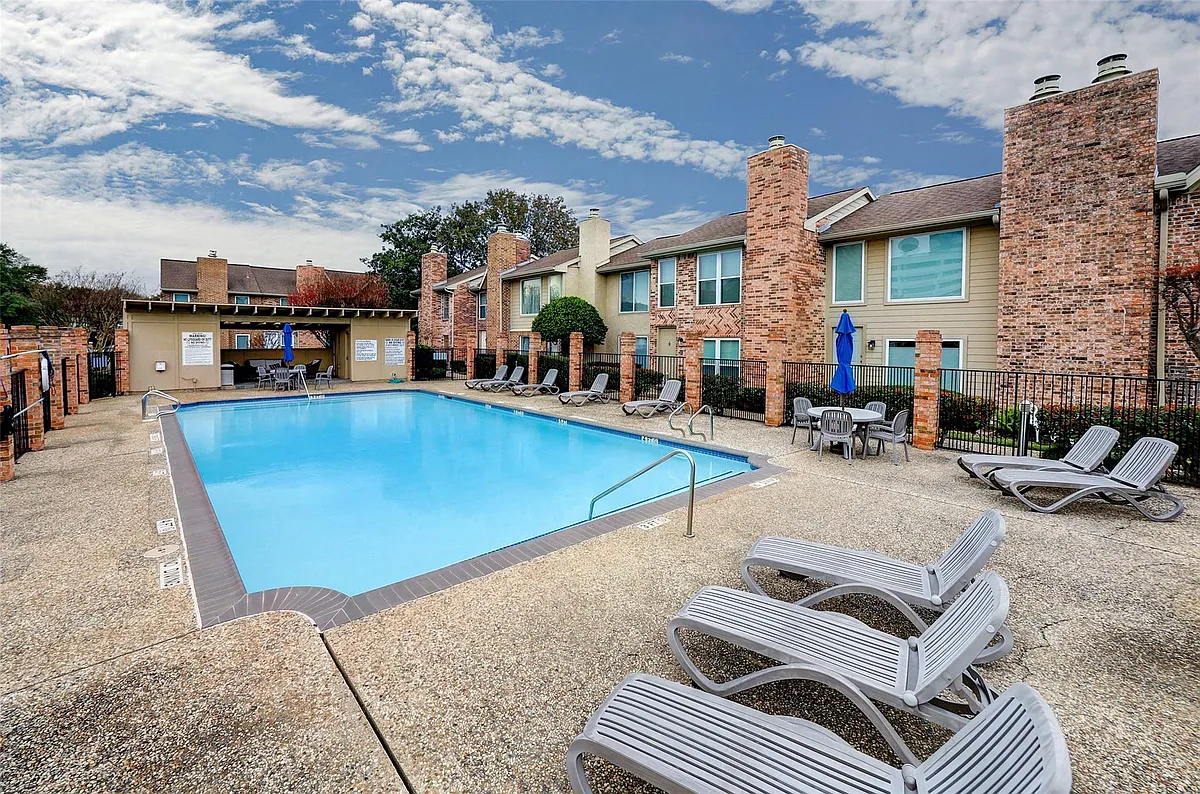 Photo 2 of 9 - 2513 Bering Dr #7 - Houston, TX Building Photo - 2513 Bering Dr #7