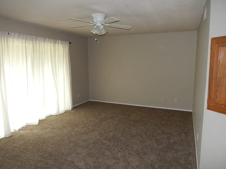 348 Bishop Dr — Photo 7