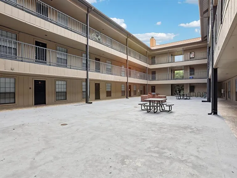 2401 Leon St #209 — Photo 7