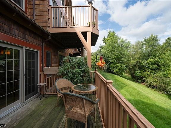 3rd image of 7 Maple Cres unit 12 BLDG 7 #12