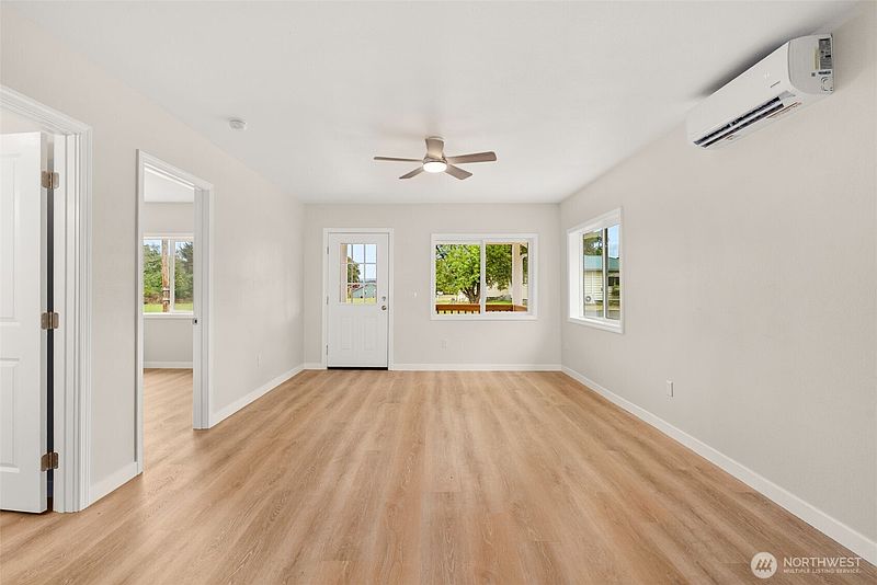 4th image of 860 Ludington Avenue
