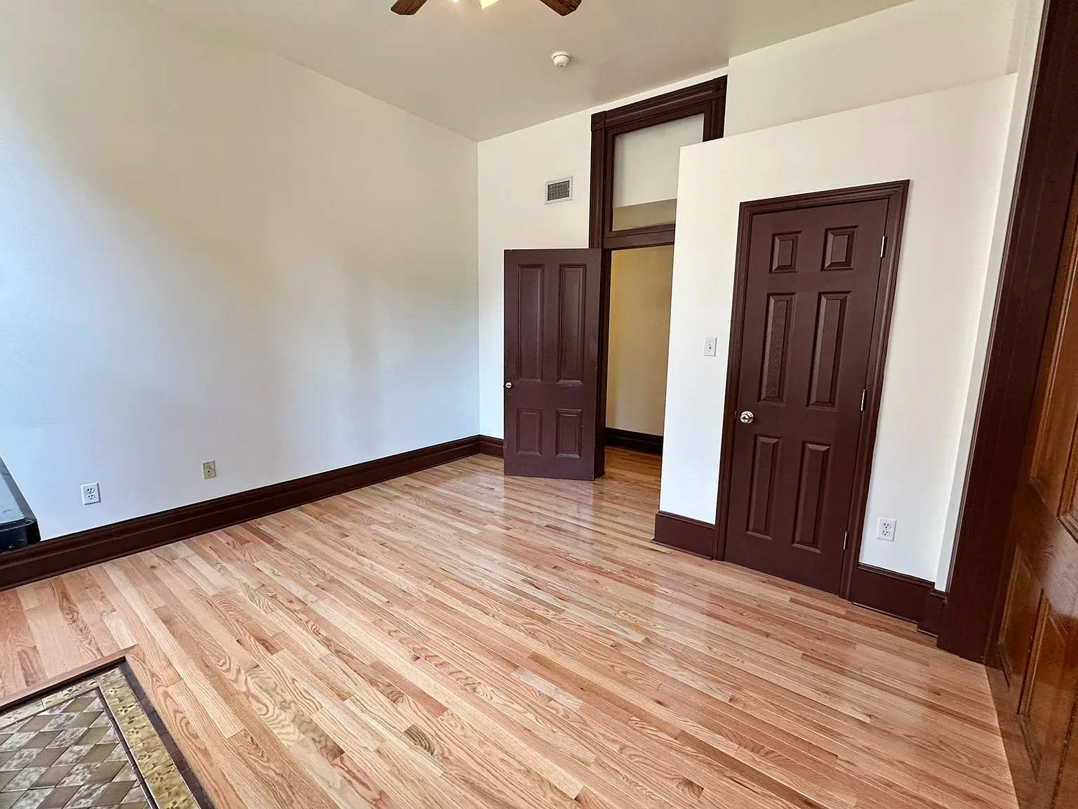 1607 Sarah St — Photo 4