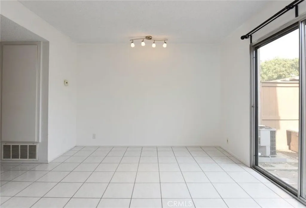3 bed, 1.5 bath, 1121 sqft, $3,750 — Photo 4