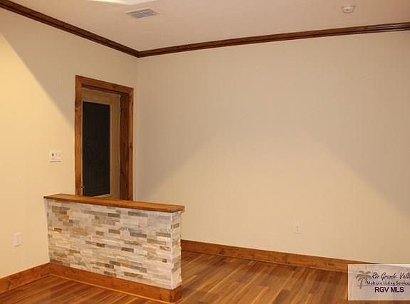 4th image of 111 Holland St