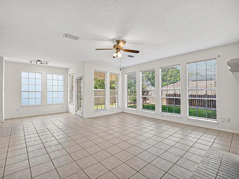 2411 Charter Oaks Ct — Photo 6