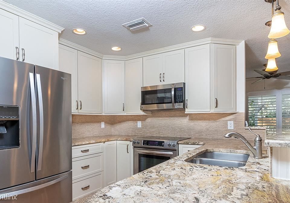 1st image of 611 Oleander Way S