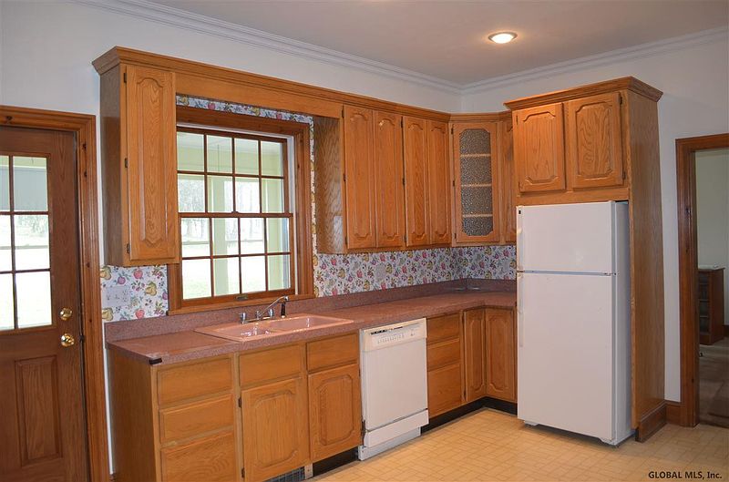 4th image of 14 PARSON Avenue