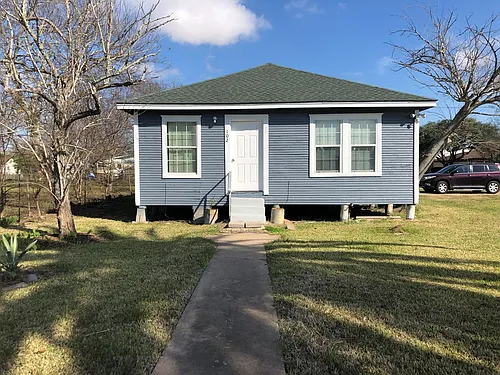 102 N Avenue A Photo 1