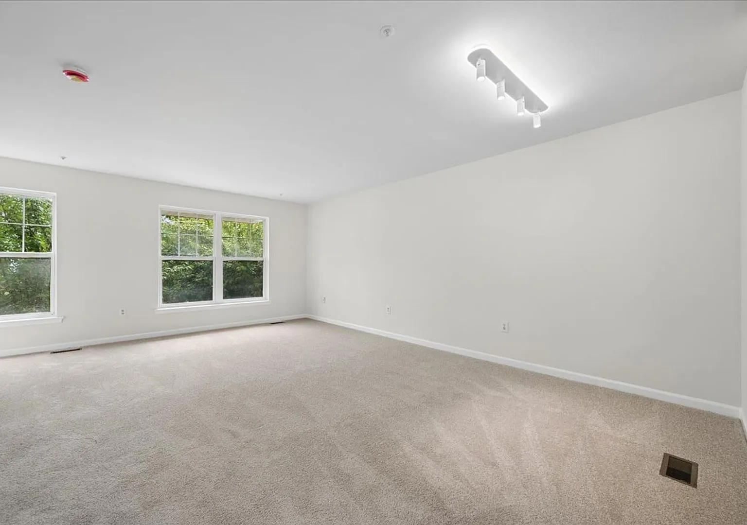 Garage Townhouse For Lease — Photo 3