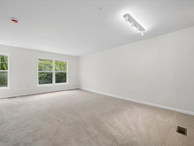 442 Blossom Ln — Photo 3