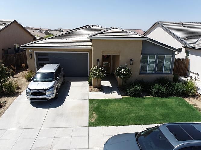 1st image of 466 S Traverse Dr