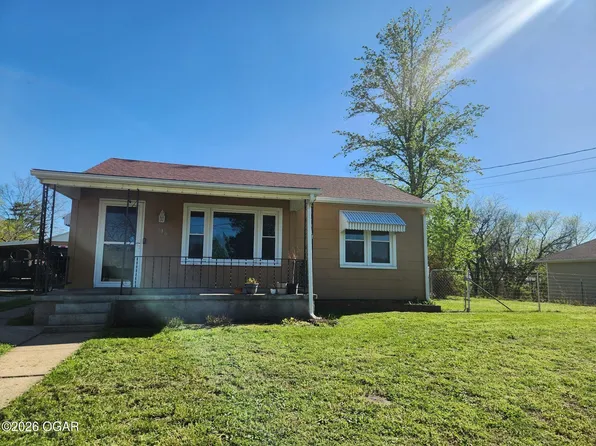 910 W Vine St, Carthage, MO 64836