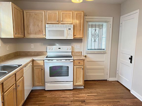 Kitchen (basement door on the right)