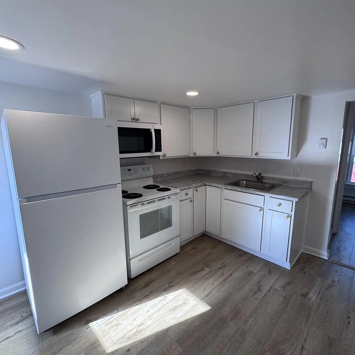 2 bed, 2016 sqft, $950 — Photo 3