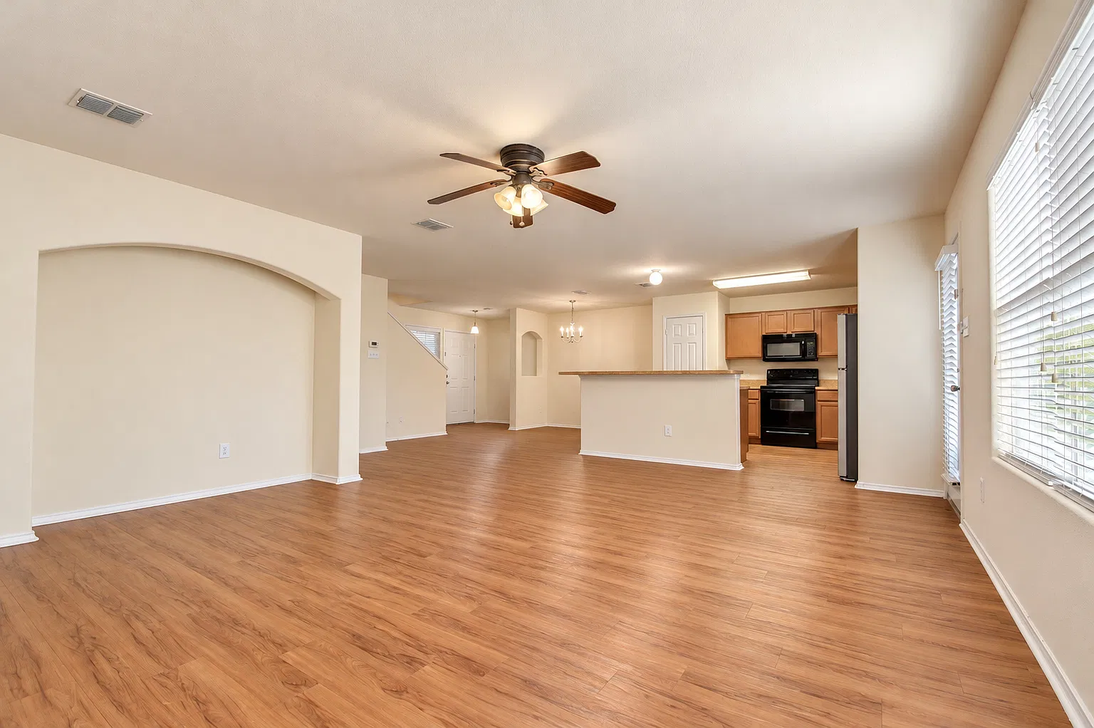 3 bed, 2.5 bath, 1653 sqft, $1,950 — Photo 3
