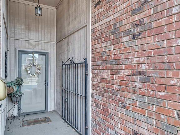 4th image of 402 Amberwood Cir