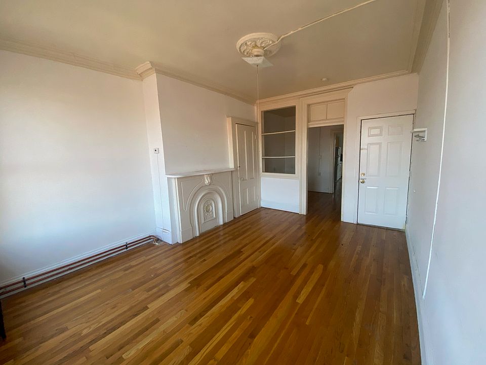 1st image of 160 Bedford Ave APT 4L