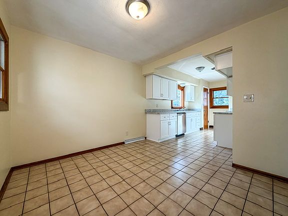 5th image of 344 S Inglewood Ave