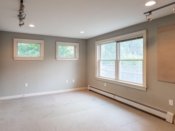 8 Kingsbury Ln, Kennebunk, ME 04043