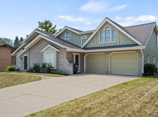 8231 S Cascade Ct, Franklin, WI 53132