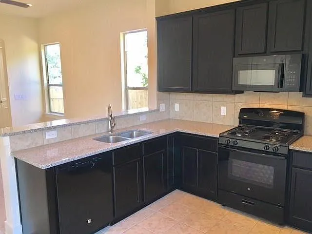 3 bed, 2.5 bath, 1127 sqft, $1,350 — Photo 4