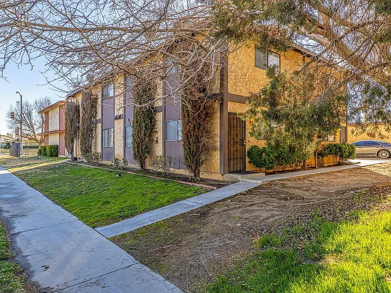 232 E Lancaster Blvd — Photo 2