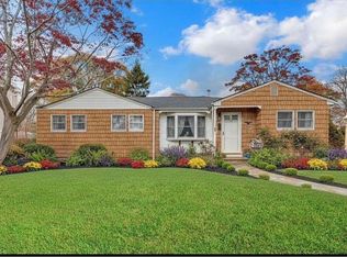 35 19th Ave, Bay Shore, NY 11706