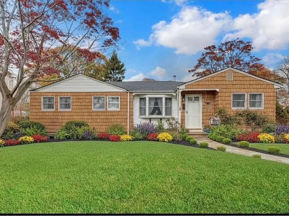 35 19th Ave, Bay Shore, NY 11706
